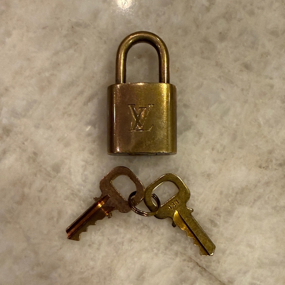Louis Vuitton lock and set of two keys (434)